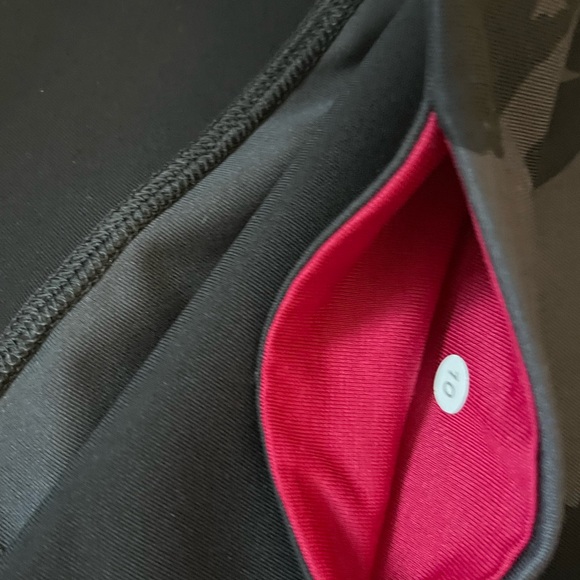 Lululemon Black Floral Capri Leggings in Size 10 - Picture 3 of 6